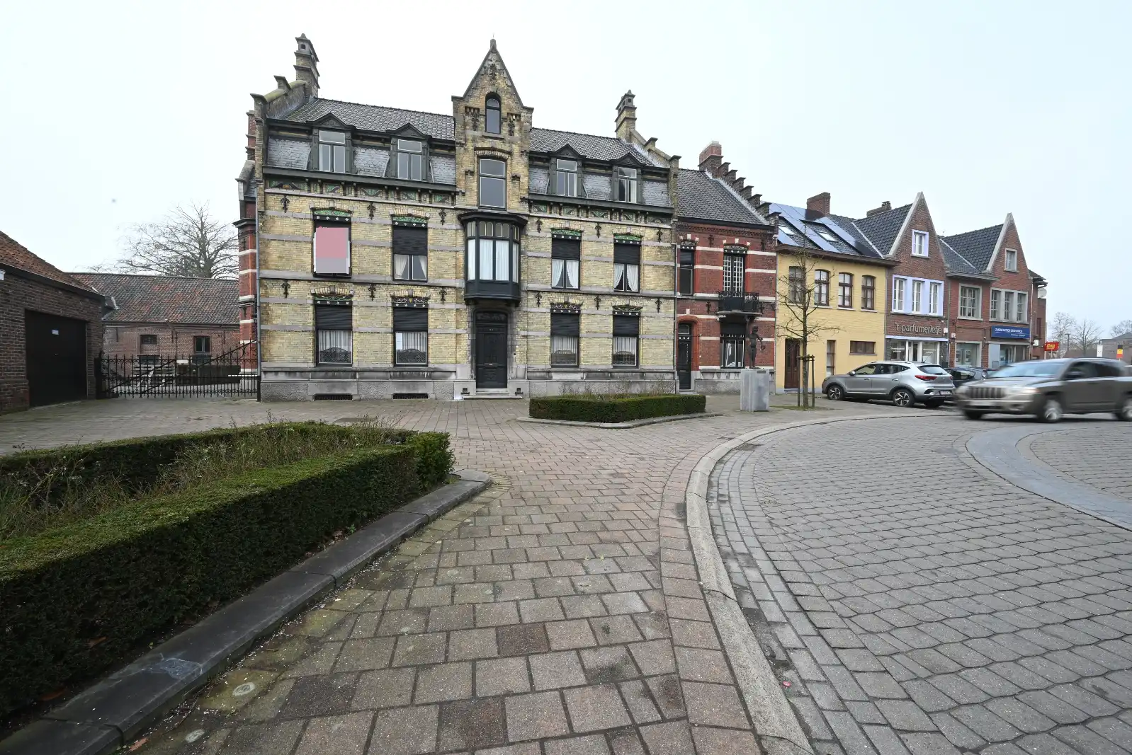Herenhuis op de markt van Ardooie foto 23