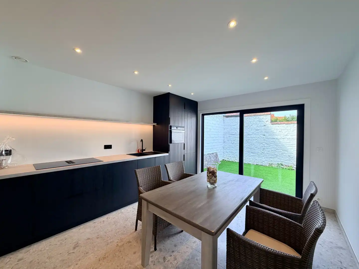 Volledig gerenoveerde woning met 3 slaapkamers en garage te Izegem! foto 5