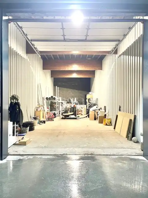 TE HUUR : MAGAZIJN OP 105 M² foto 2