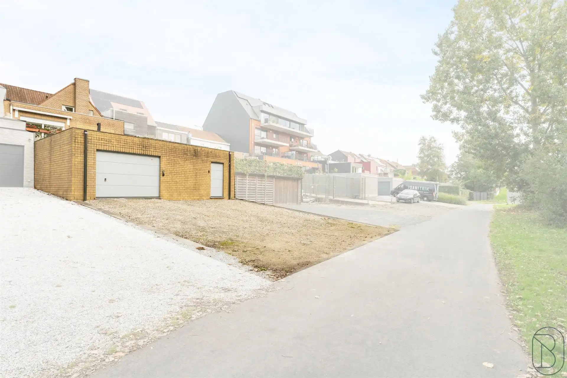 Vernieuwde handelszaak met woonst, en grote garage foto 27