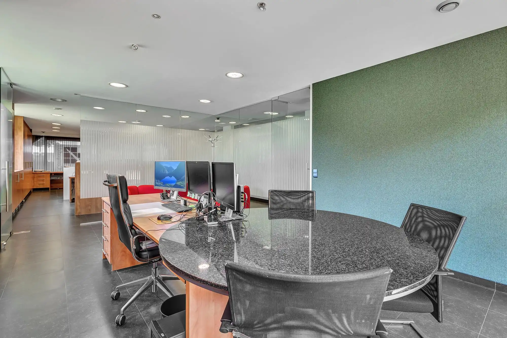 Instapklaar commercieel gelijkvloers op strategische locatie foto 23