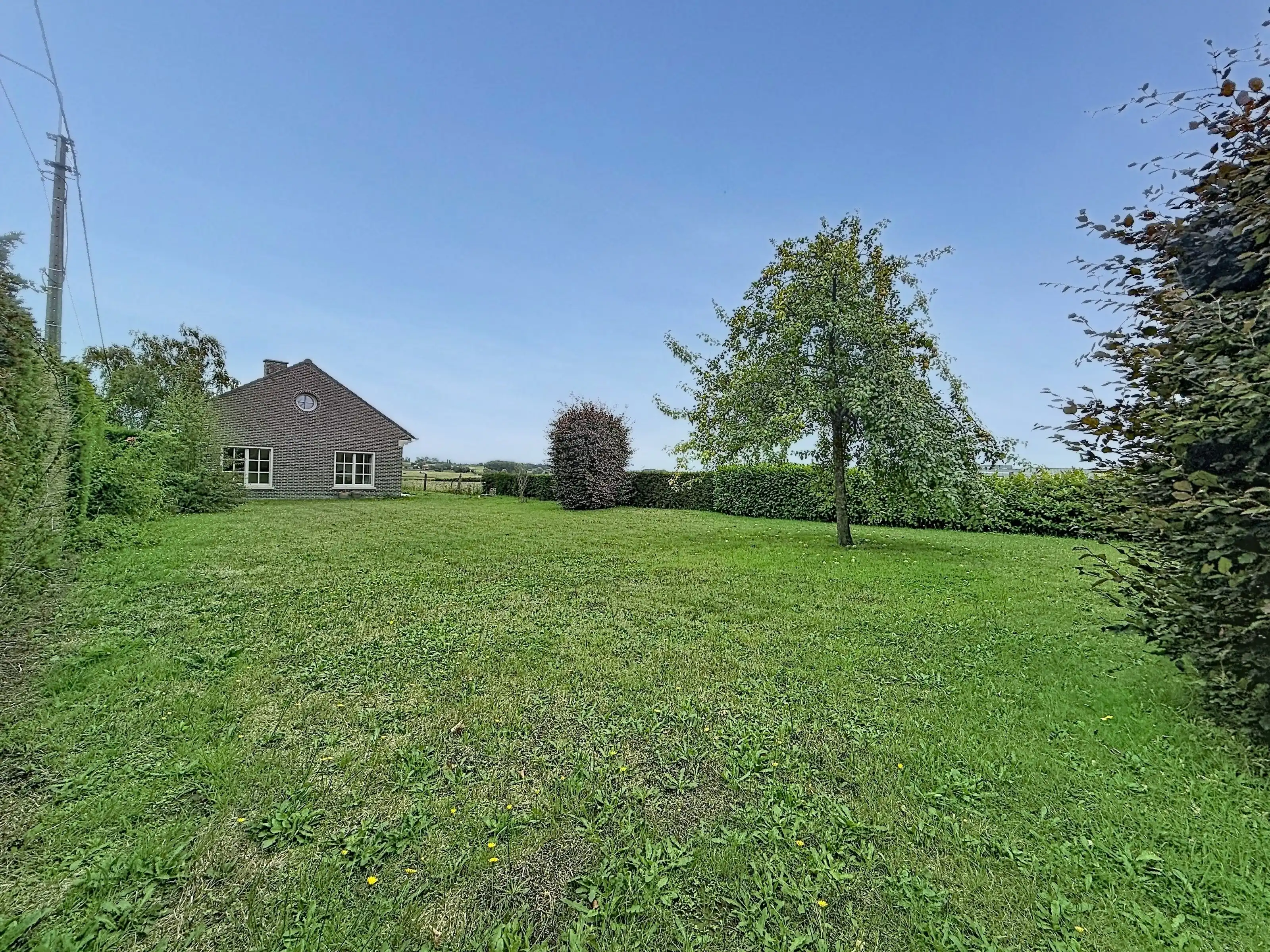 Landelijk gelegen gelijkvloerse villa te huur in Zonnebeke met 2 slaapkamers, garage, grote tuin en prachtig uitzicht! foto 2
