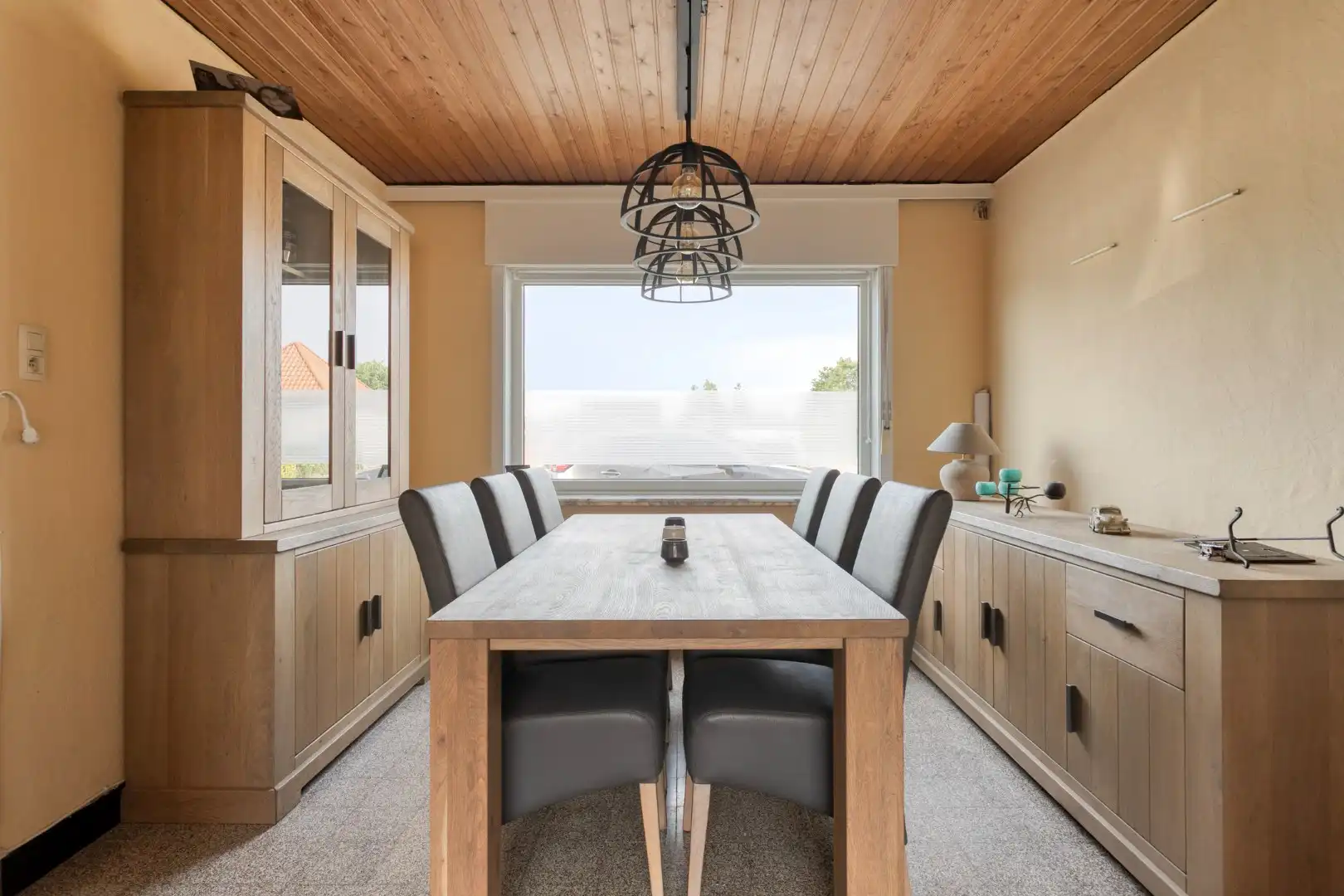 Te renoveren gezinswoning met garage foto 5