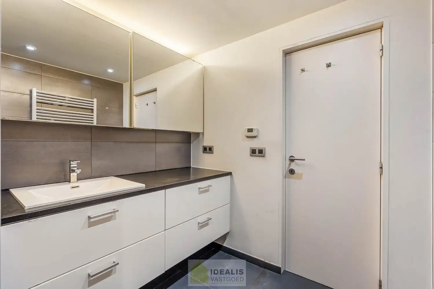 Idealis Vastgoed – Ruim op te frissen gelijkvloers appartement met 3 slaapkamers foto 19