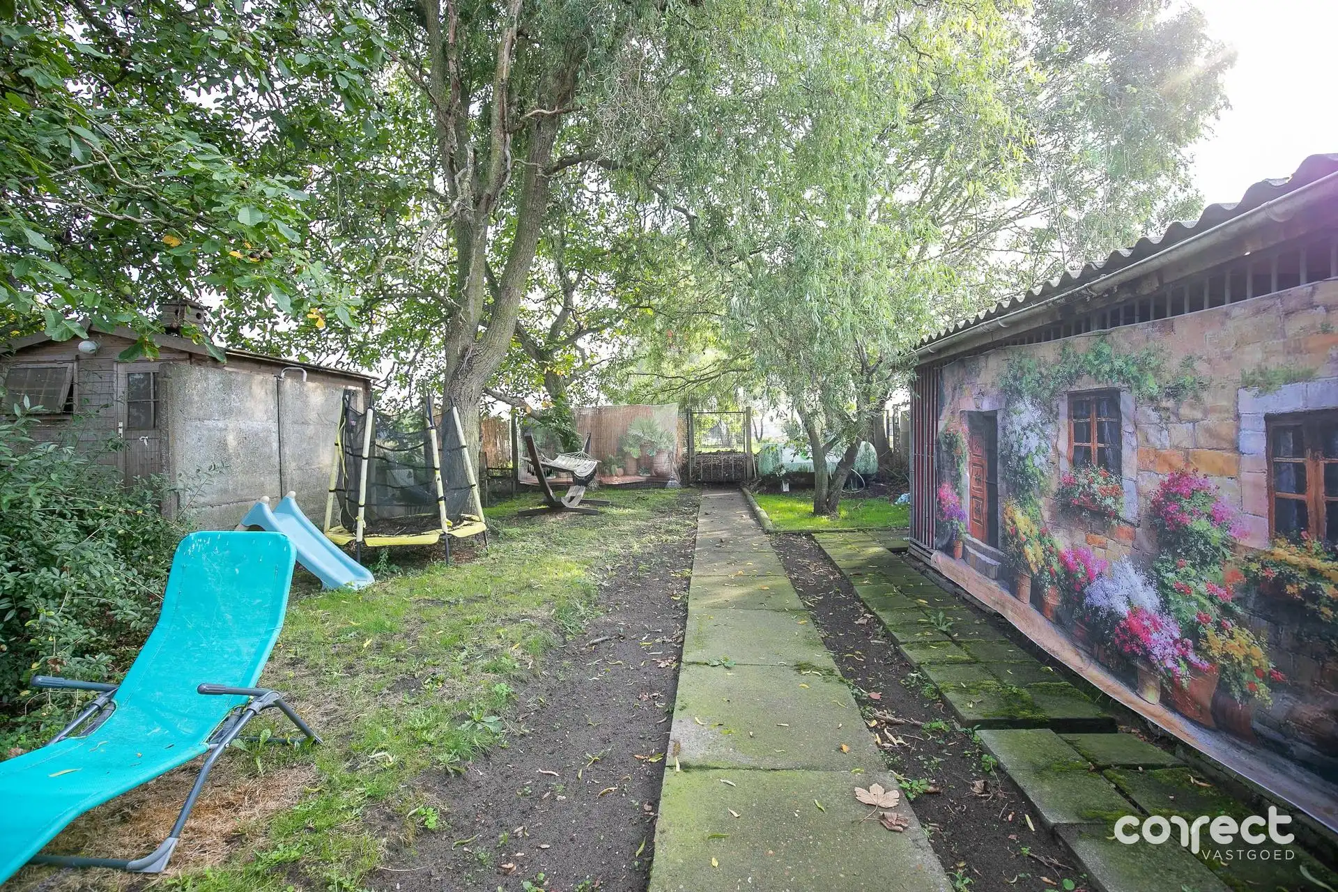 Te renoveren halfopen bebouwing op een rustige ligging met mooie tuin, terras en garage. foto 8
