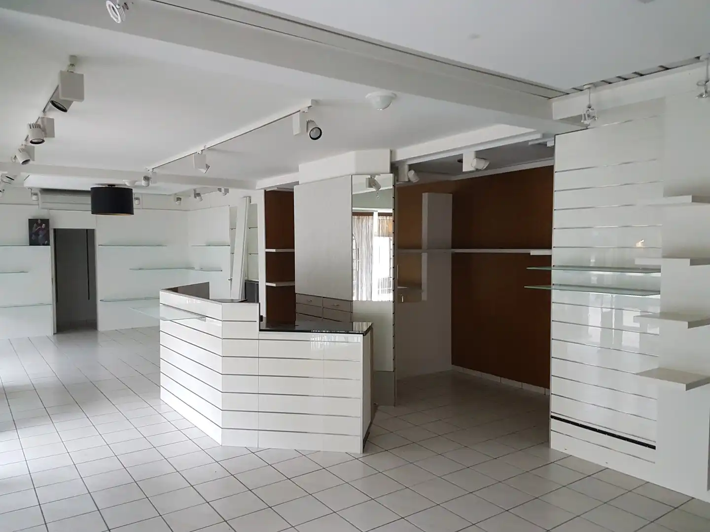 Handelspand  in winkelstraat van Lanaken foto 4