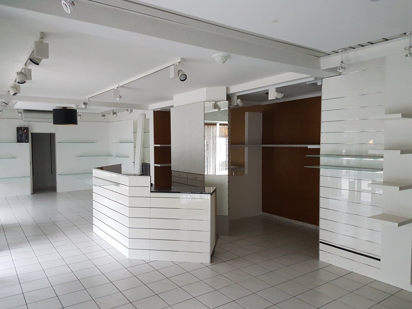 Handelspand  in winkelstraat van Lanaken foto 4