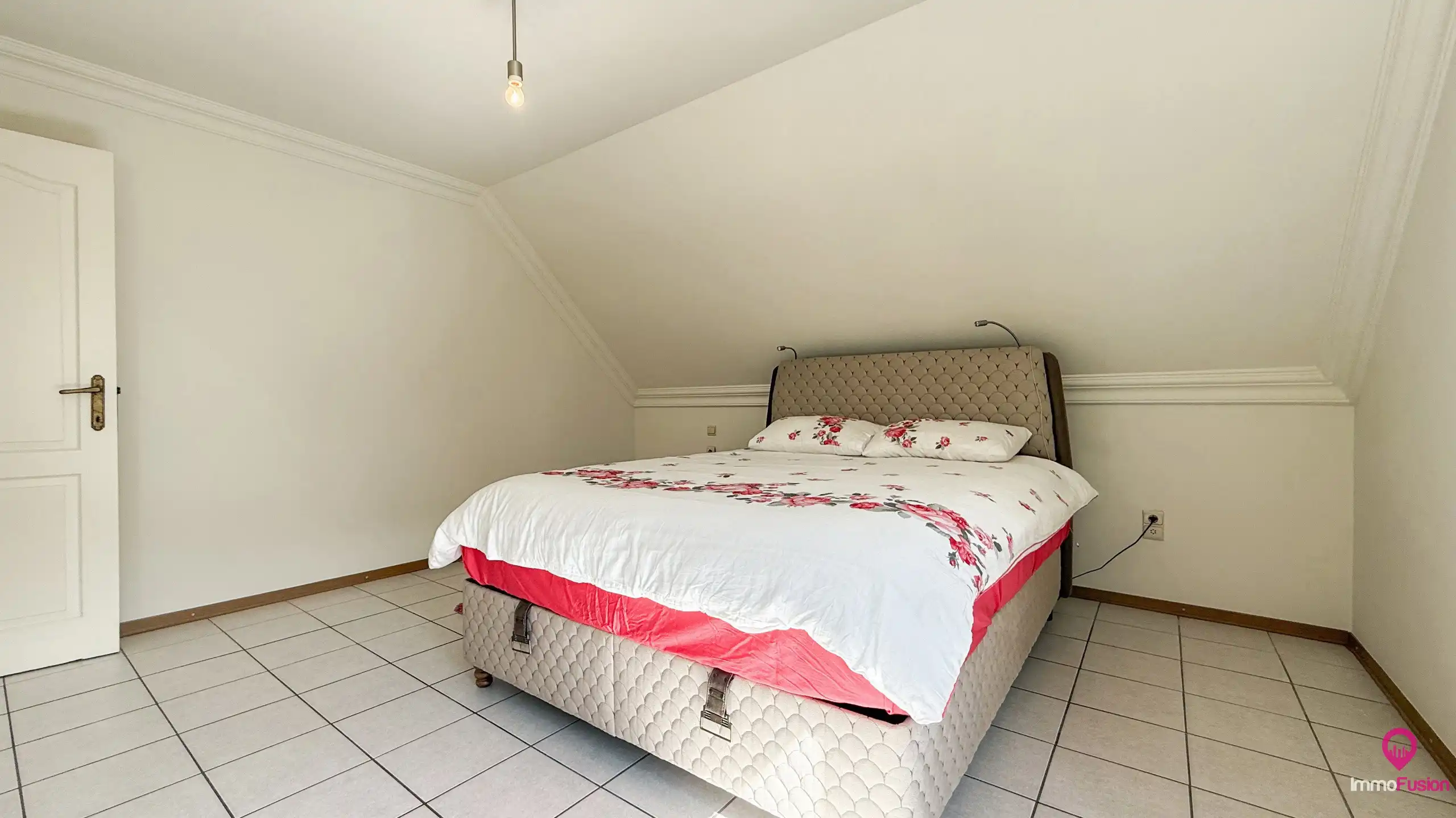 Ruime gezinswoning met 4 slpk, zonnepanelen en grote tuin! foto 36