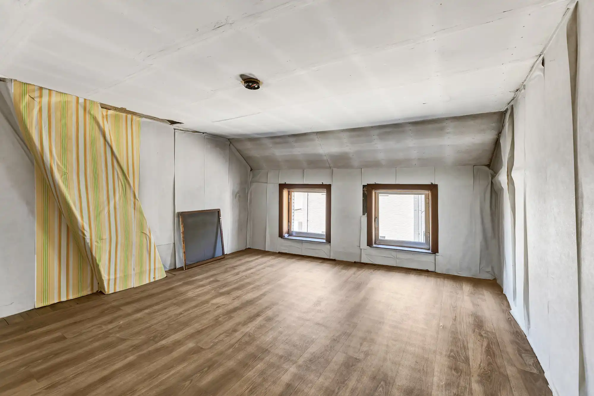Te renoveren woning met veel potentieel en prachtige tuin foto 13
