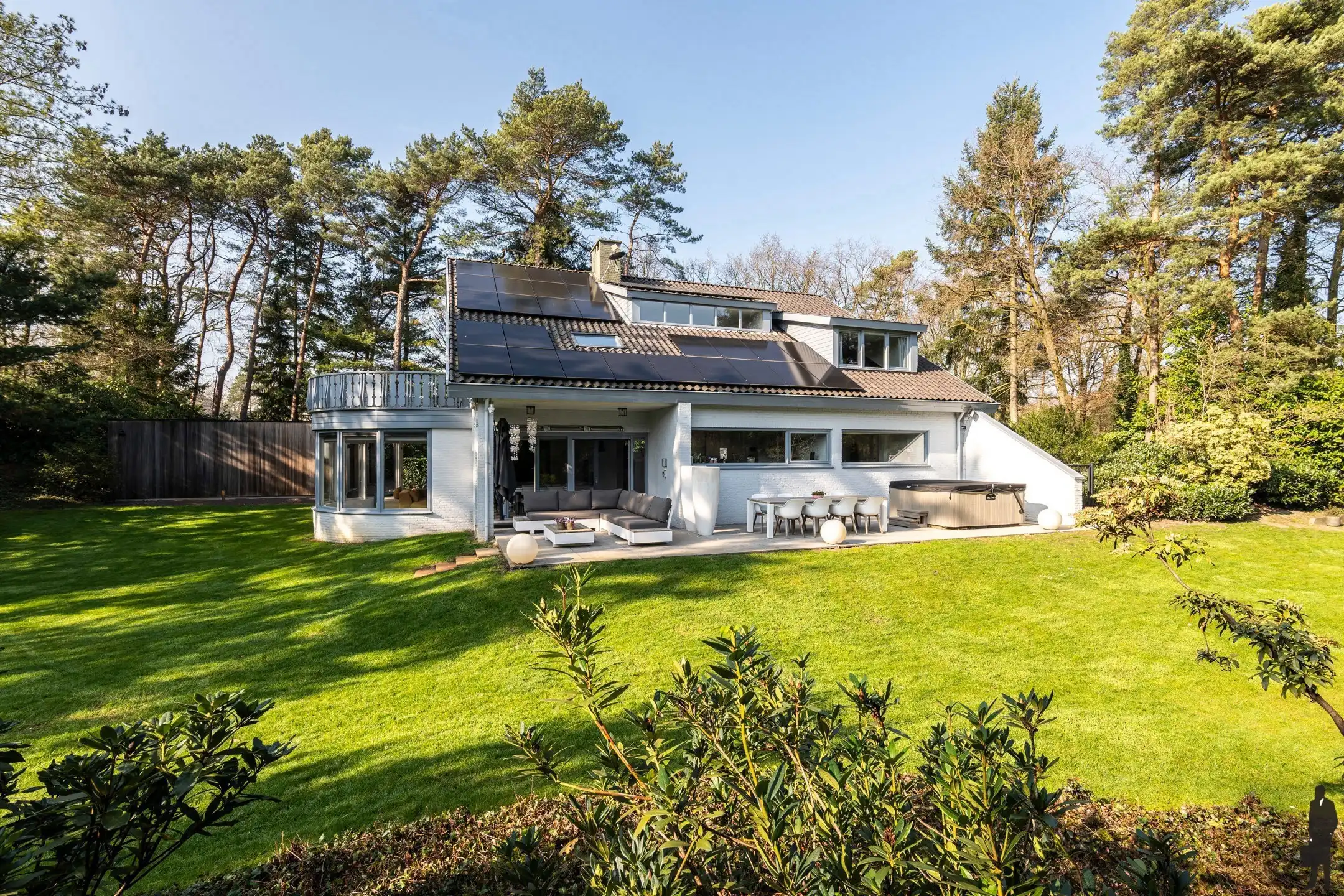 In de Meerse bergen treffen we op een ruim perceel van ca. 2.735m² deze knappe, lichtrijke villa foto 3