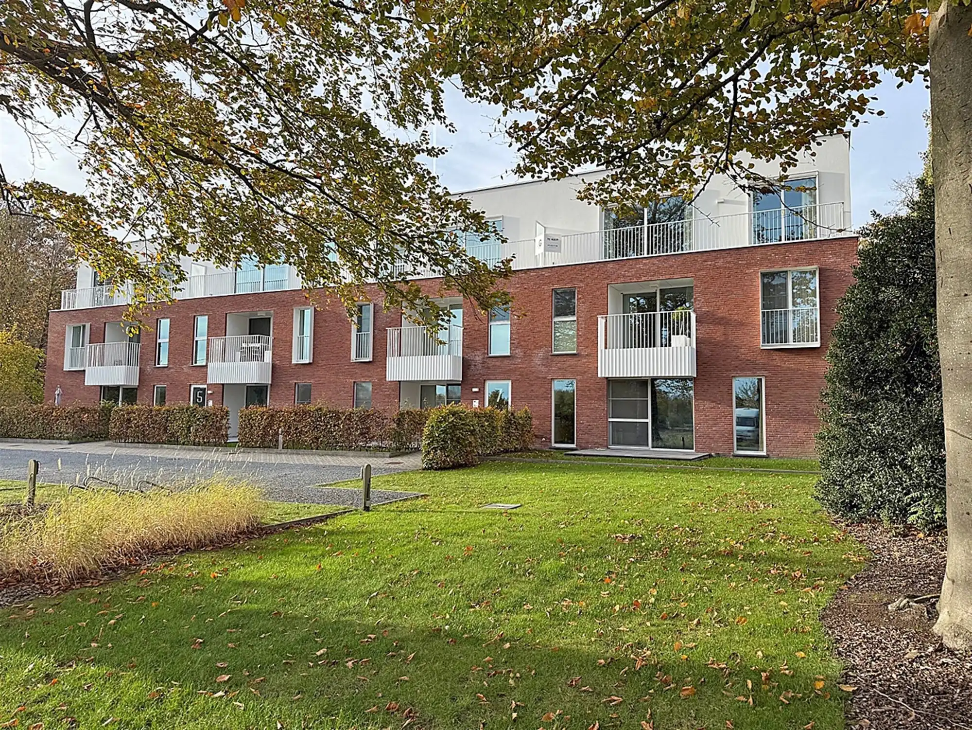 Instapklaar APPARTEMENT met 1 slaapkamer, bureau (of slaapkamer 2), terras, garage & staanplaats  foto {{pictureIndex}}