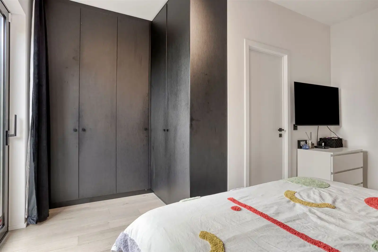 Prachtig recent gelijkvloers appartement met 2 slaapkamers, tuin en parking foto 19