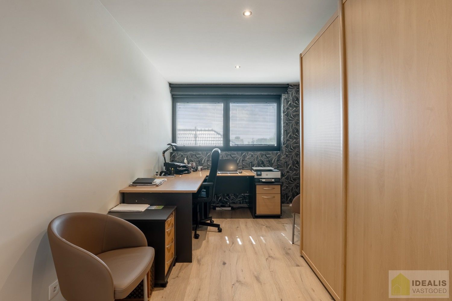 PRACHTIGE, PERFECT ONDERHOUDEN EN MODERN OPGETROKKEN WONING MET EEN HEERLIJK LICHTRIJKE WOONKAMER MET OPEN KEUKEN, 3 SLAAPKAMERS, 2 BADKAMERS VOORZIEN VAN ALLE COMFORT foto 32