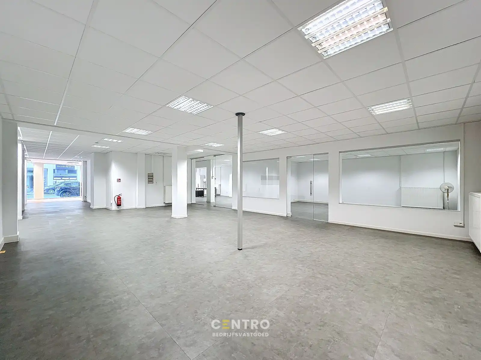 Unieke kantoor- en winkelruimten van ± 450m² te Roeselare - dicht bij de Grote Markt aan héél AANTREKKELIJKE prijs! foto 9