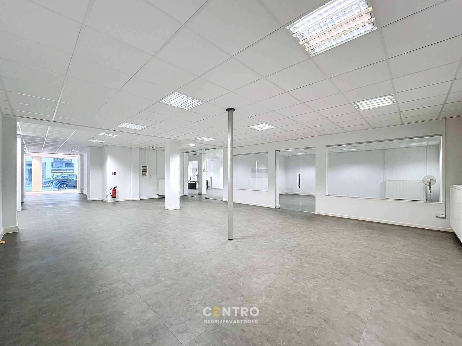 Unieke kantoor- en winkelruimten van ± 450m² te Roeselare - dicht bij de Grote Markt aan héél AANTREKKELIJKE prijs! foto 9