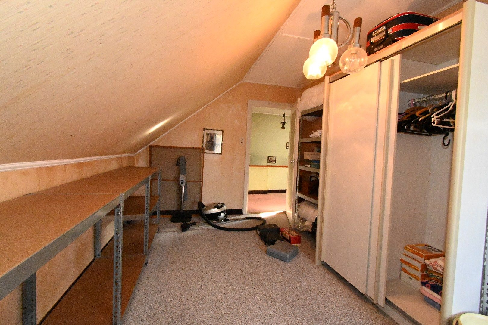 Alleenstaande woning met carport en tuin foto 25
