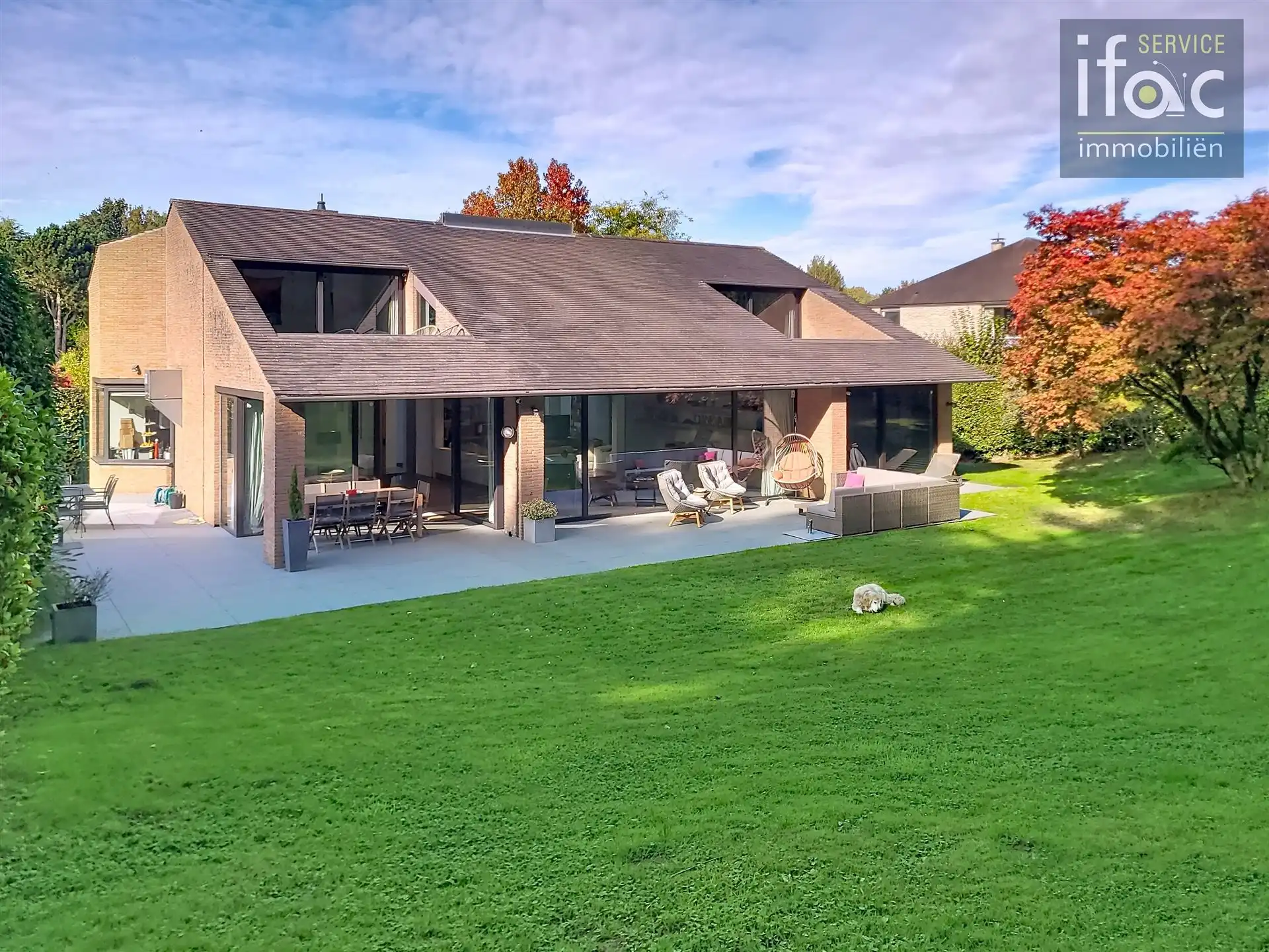 Exclusieve postmodernistische luxevilla grenzend aan bos foto {{pictureIndex}}