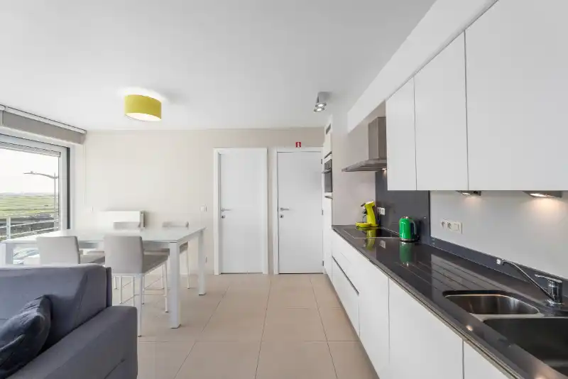 Luxueus appartement met breed terras en zijdelings zeezicht foto 4