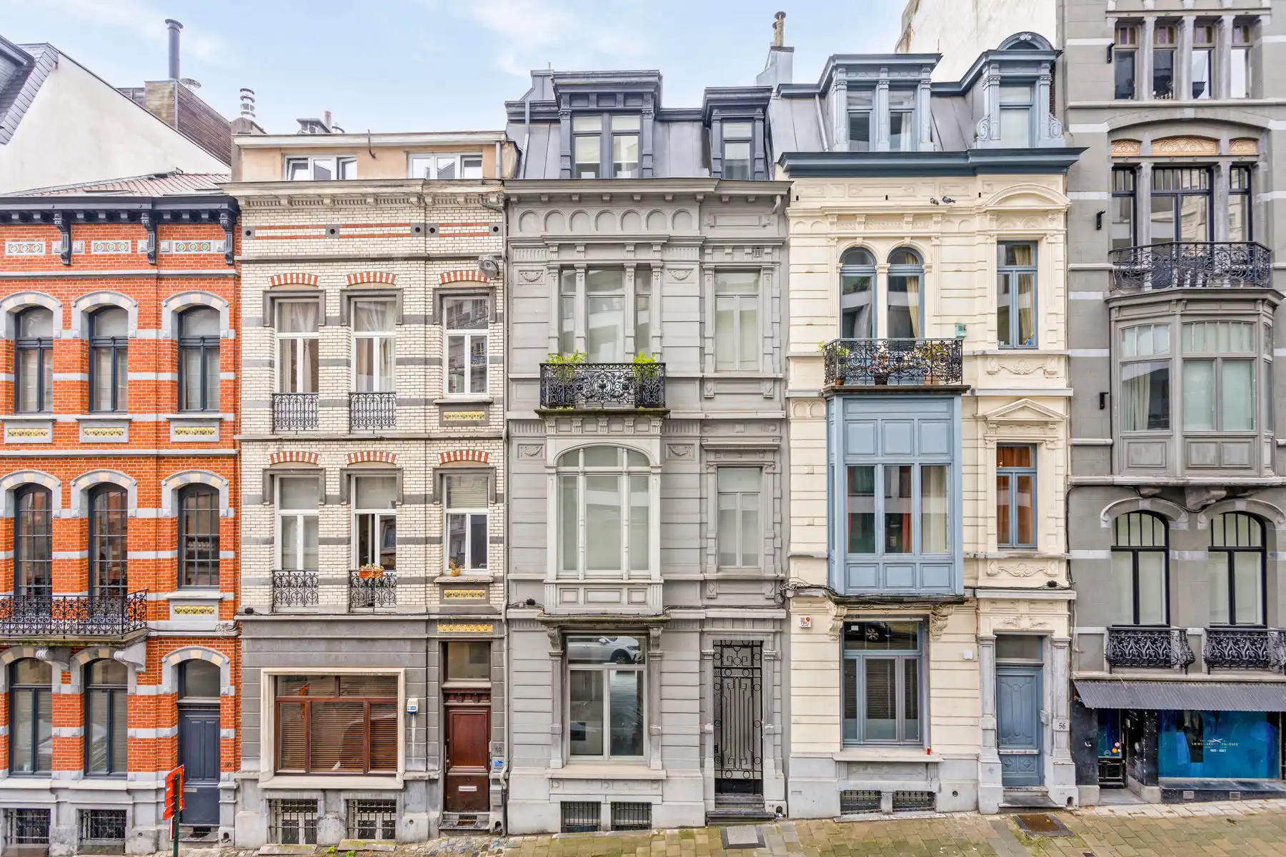 Statige herenwoning te Brussel  foto {{pictureIndex}}