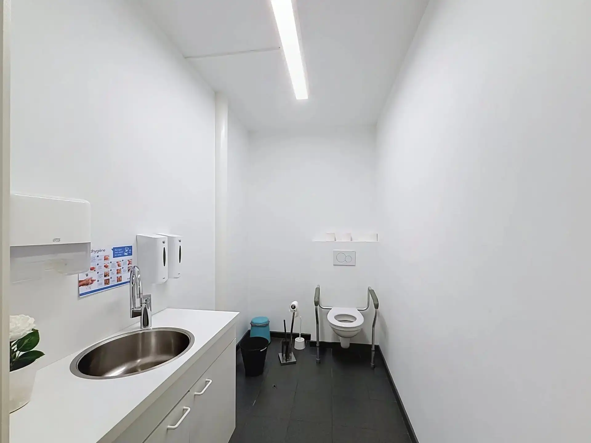 Ruime handels- en praktijkruimte van 170 m² te huur in Mol foto 16