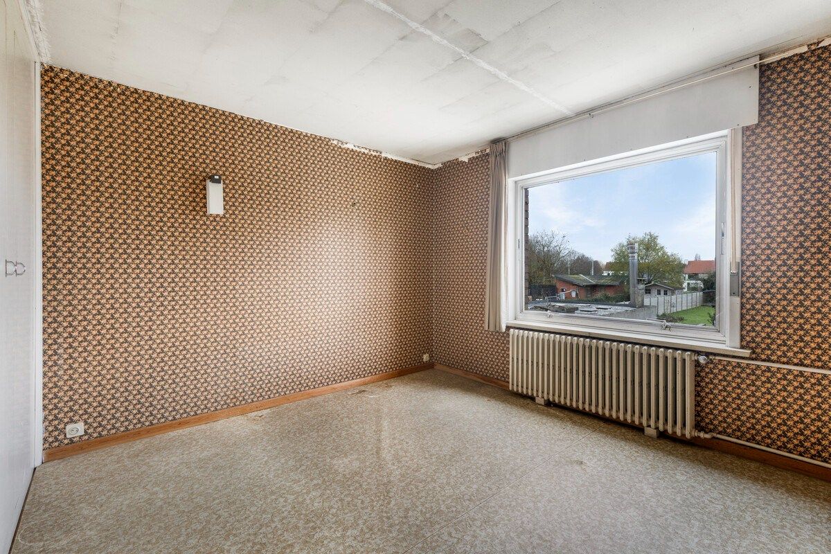 Te renoveren woning met 4 slaapkamers en garage! foto 12