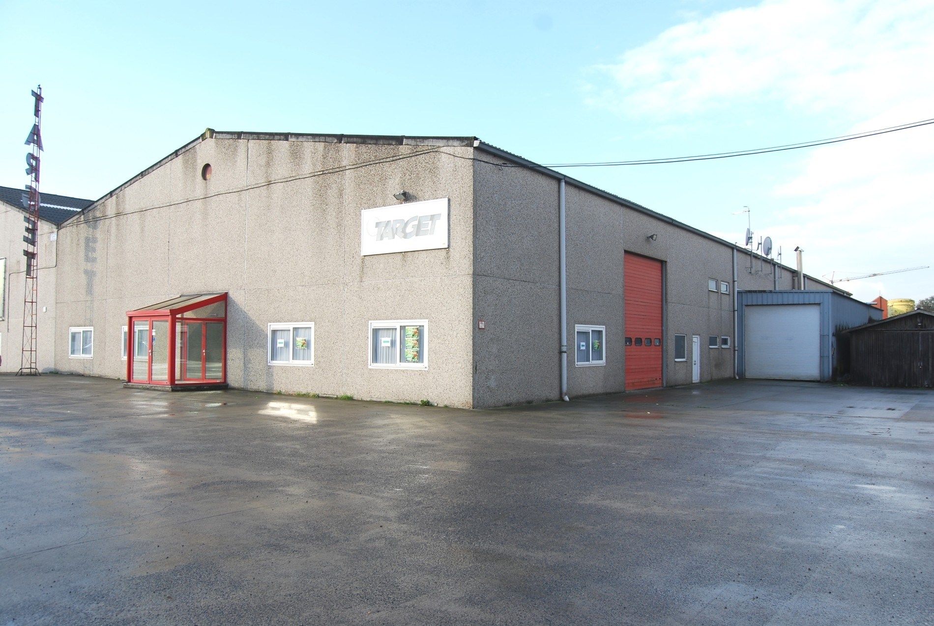 VEELZIJDIGE RUIME LOODS VAN 1150 M² MET BURELEN EN TOONZAAL  foto {{pictureIndex}}