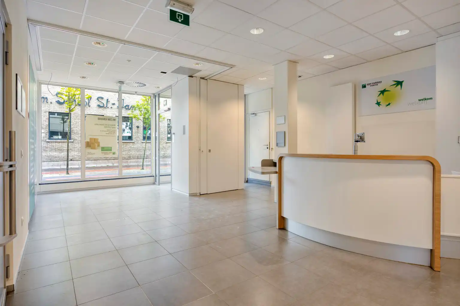Handelsruimte met kantoren en ruime opslag in het centrum foto 4
