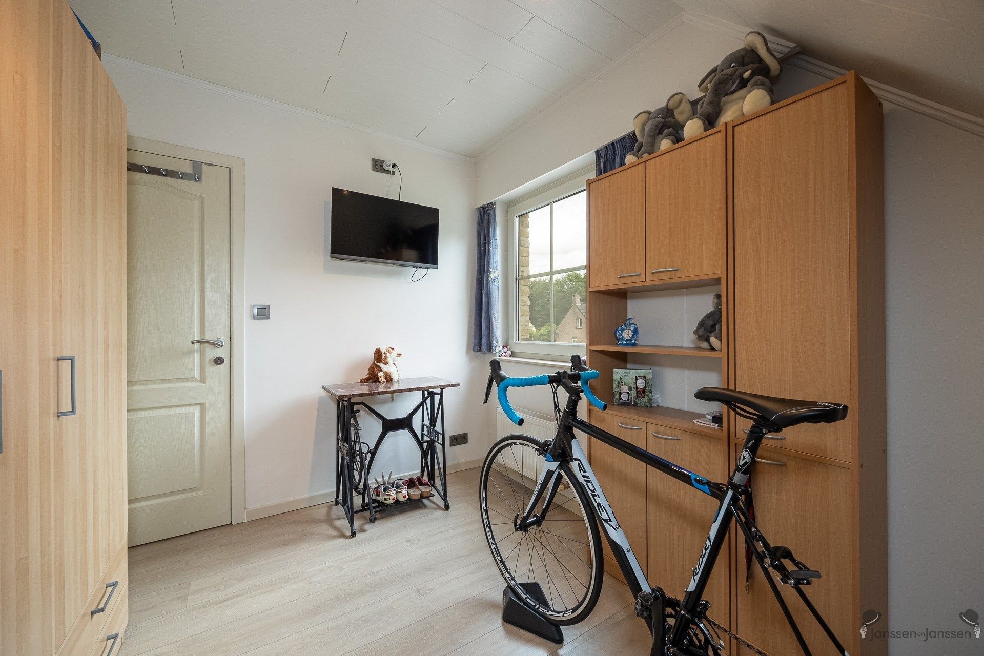 Instapklare woning met vier slaapkamers op een ruim perceel van 659m². foto 23