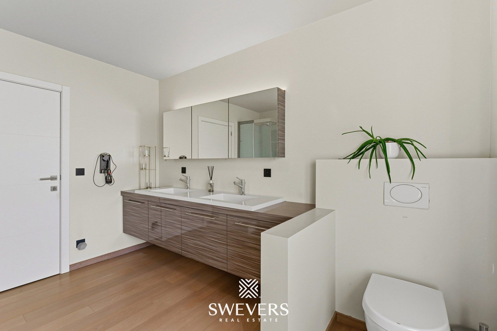 HOB met 3 slaapkamers, bureau en zwembad   foto 18