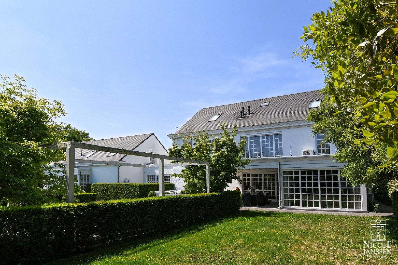 Luxueus en ruim ingedeeld landhuis met naastliggend garagegebouw met appartement foto 36