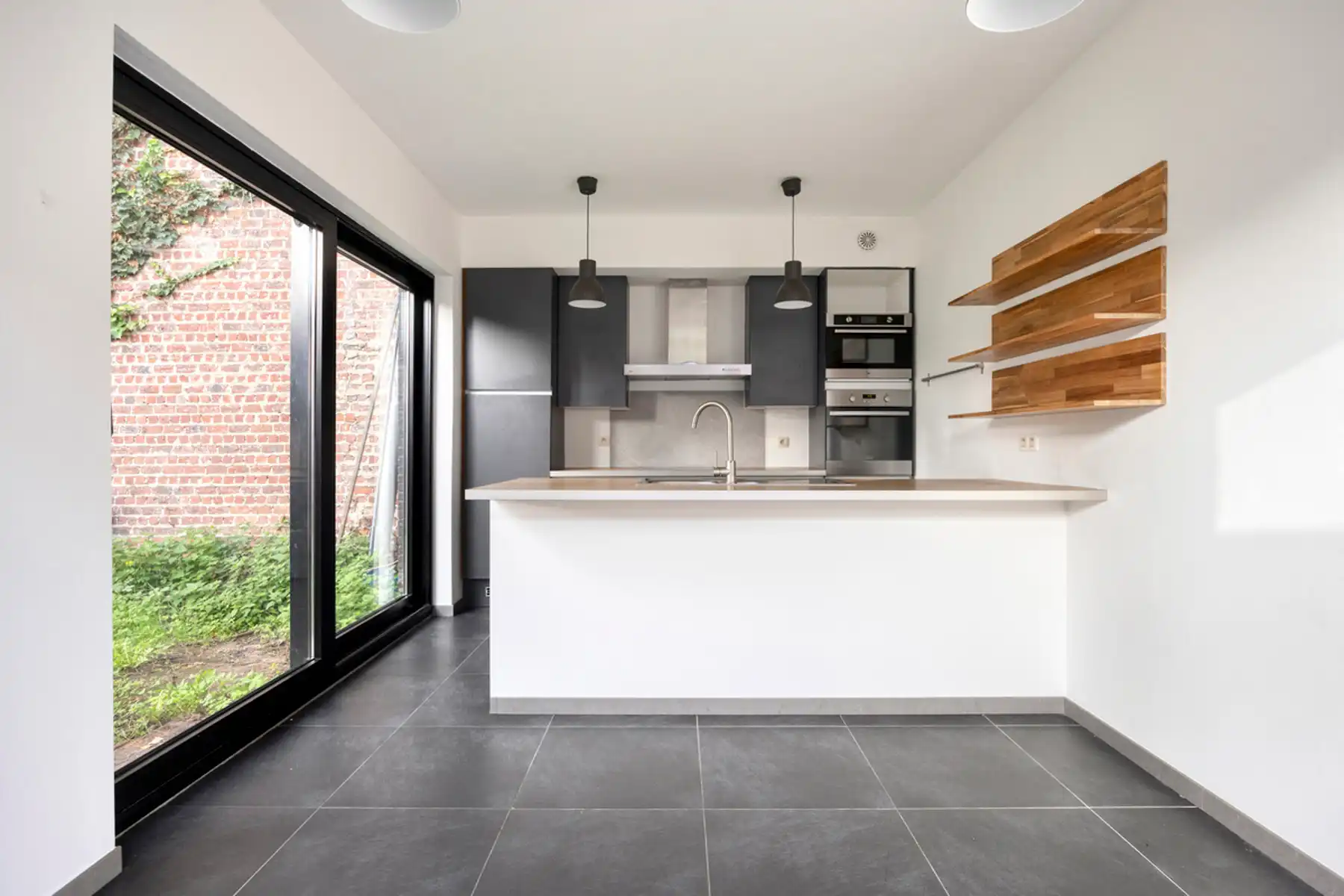 Energetisch gerenoveerde woning met tuin uitgevend op Liedekerkebos foto 9