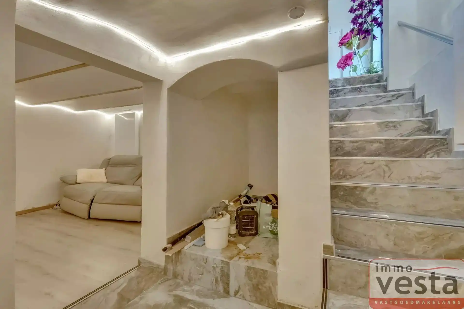 Goedgelegen, volledig gerenoveerd handelspand met woonst foto 7