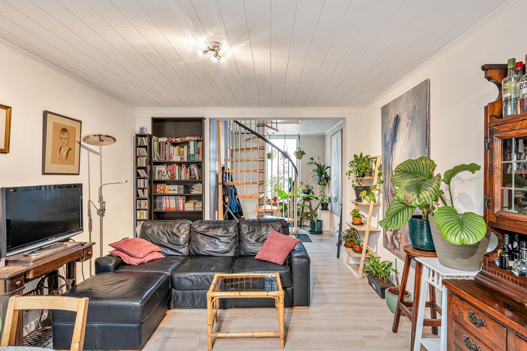 Rijwoning met 2 SLPK, ideaal voor starters of investeerders! foto 3