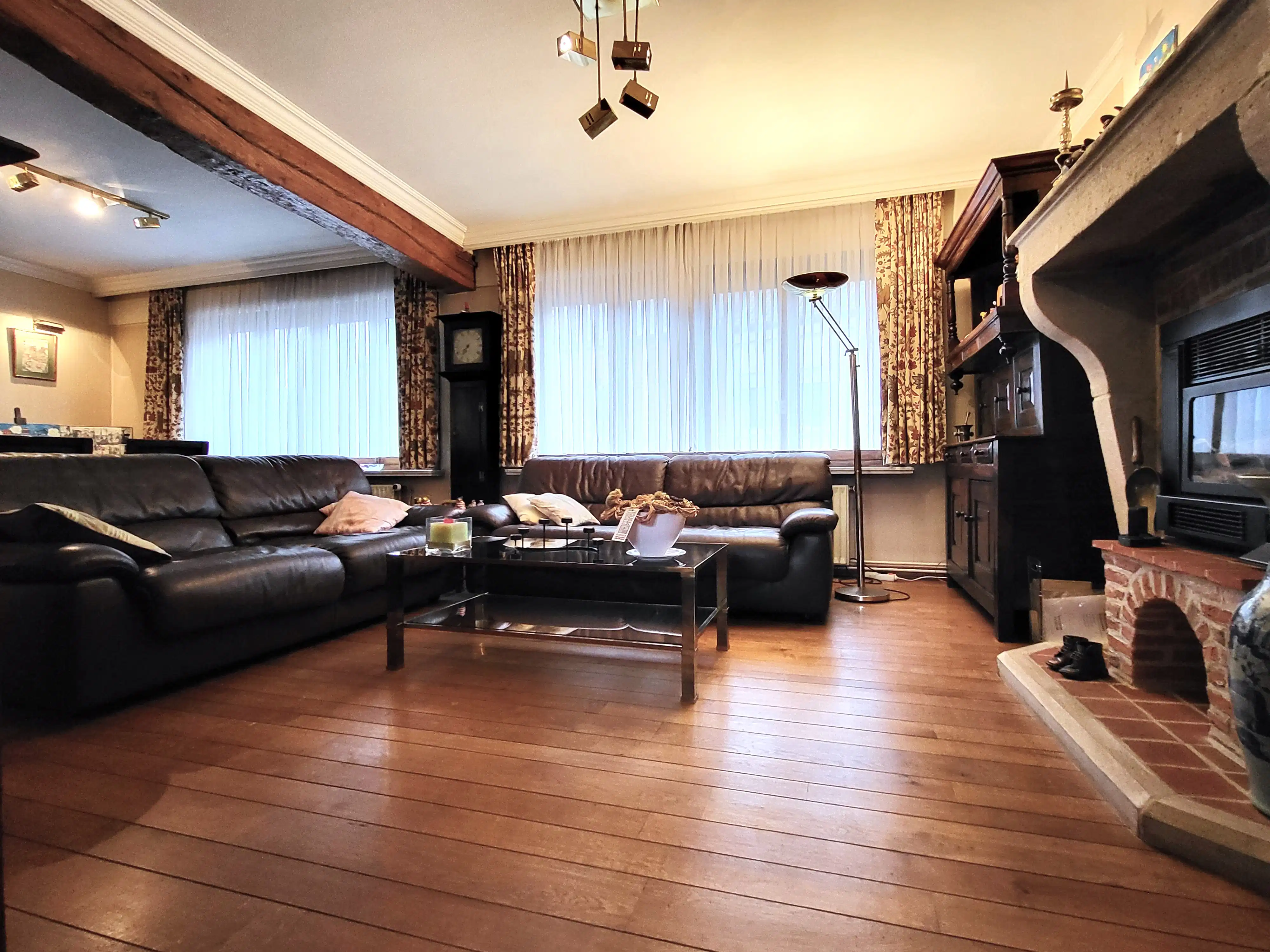 Dit veelzijdige pand met een grondoppervlakte van 240 m² combineert een ruime commerciële gelijkvloerse verdieping met een comfortabel appartement op de eerste verdieping. foto 8