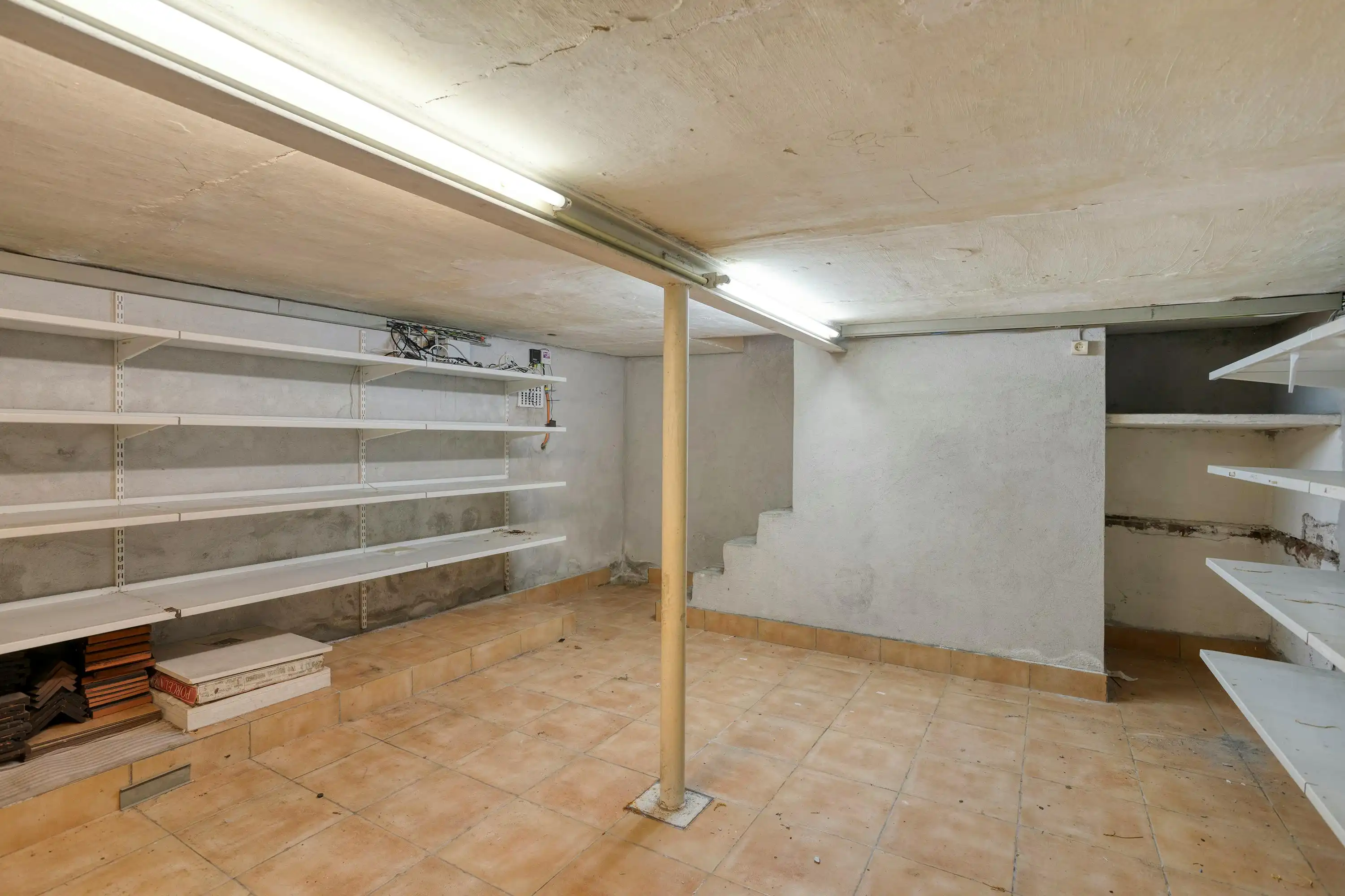 Instapklaar huis met 4 kamers en atelier te koop in Waregem foto 15