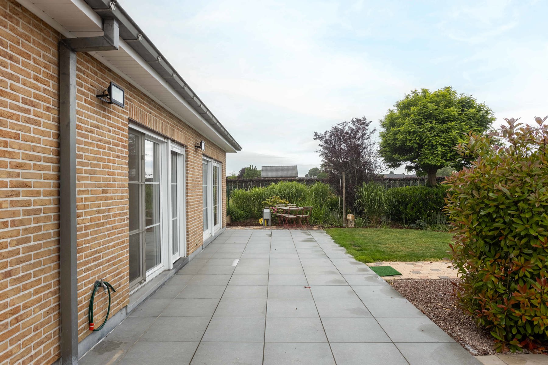 Instapklaar woning met 4 slpk, tuin + dub. garage foto 22