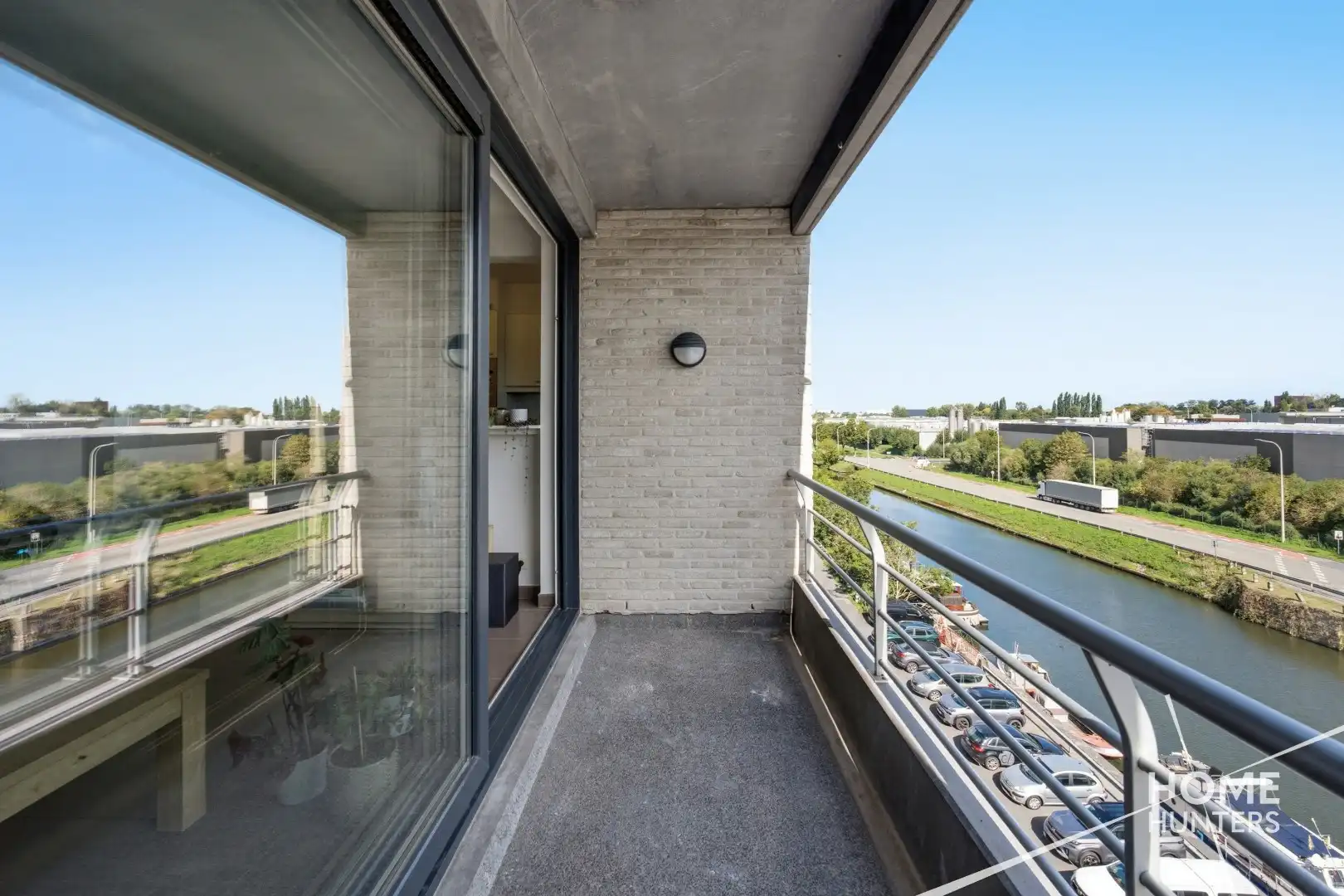 Ruim appartement met twee slaapkamers, een vernieuwde badkamer en 2 unieke terrassen.  foto 11