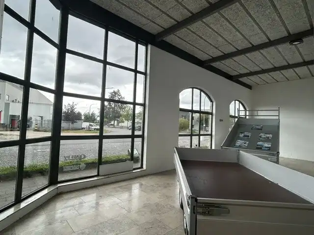 BEDRIJFSPAND MET SHOWROOM EN KANTOREN foto 12