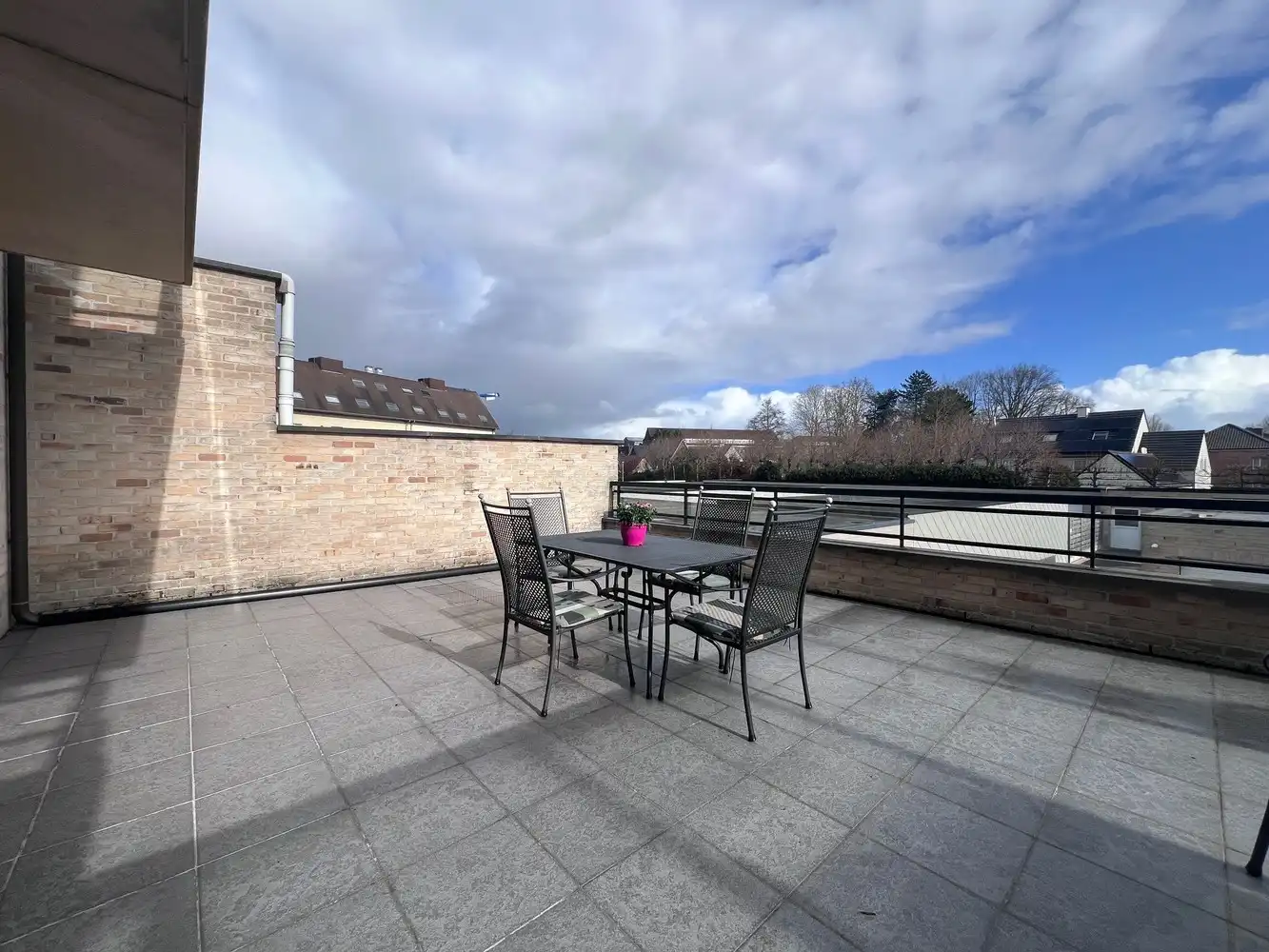 Instapklaar appartement met 2 slaapkamers en zonnig terras foto {{pictureIndex}}