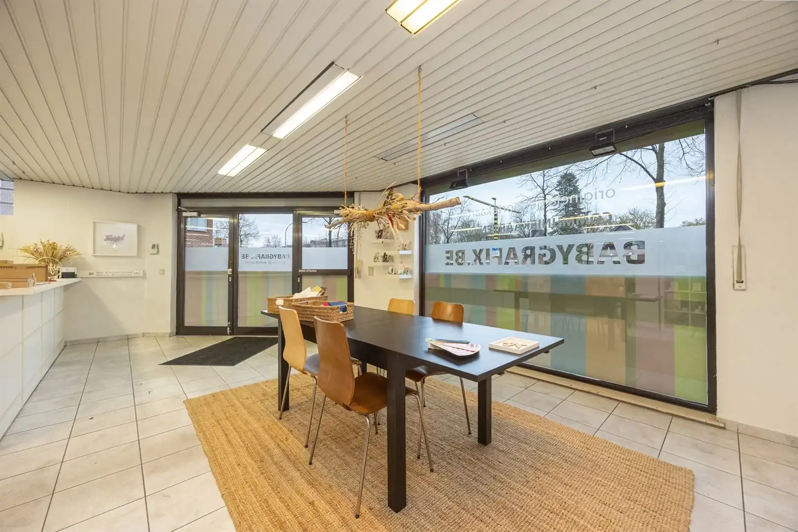 Ruim commercieel gelijkvloers 241m² op toplocatie tegenover AZ Klina foto 8