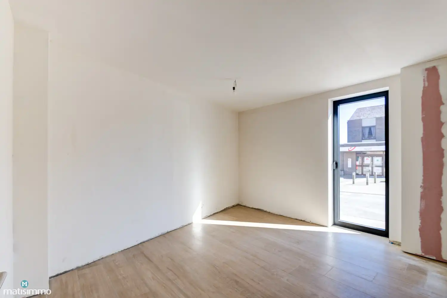 INSTAPKLAAR NIEUWBOUW GELIJKVLOERSAPPARTEMENT MET RUIM TERRAS, BUITENBERGING EN CARPORT IN HET HARTJE VAN HOESELT foto 11