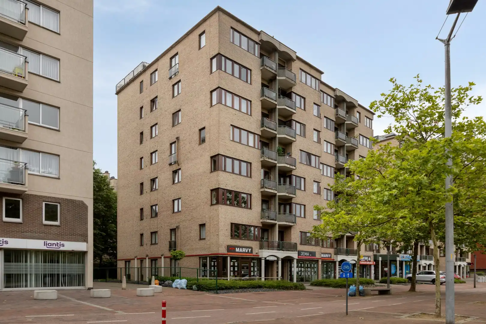 Ruim 3-slaapkamerappartement te koop in Genk foto 2