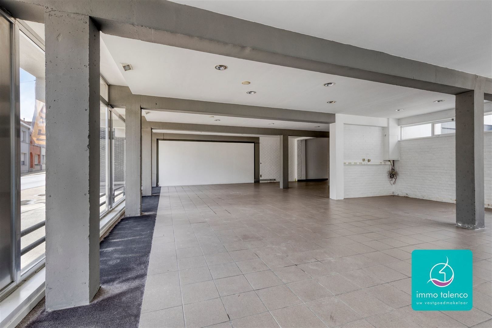 Showroom / loods / kantoorruimte / winkel op 6 a 15 ca - 565 m² foto 7