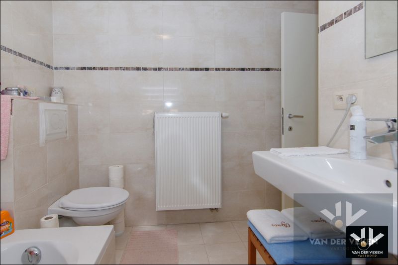 Instapklare en energiezuinige woning met veel licht en ruimte in rustige straat, ideaal voor gezinnen of kangoeroewonen! foto 17