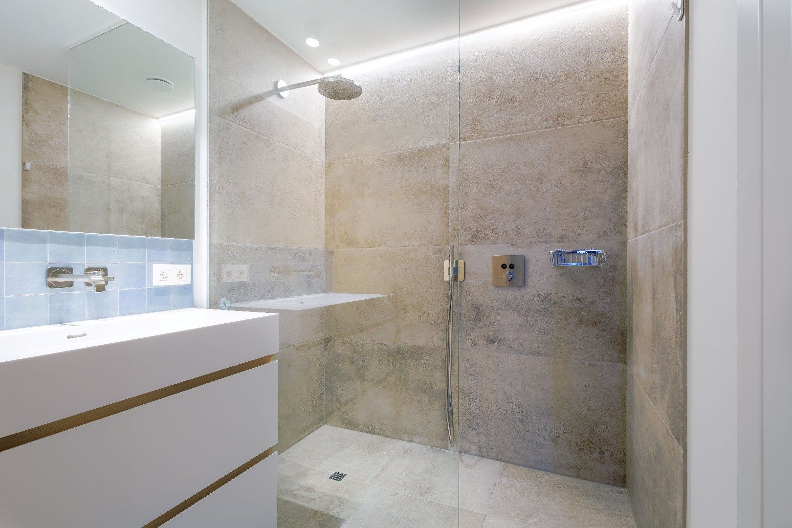 Prachtig recent en bemeubeld duplex dakappartement op de Zeedijk foto 13