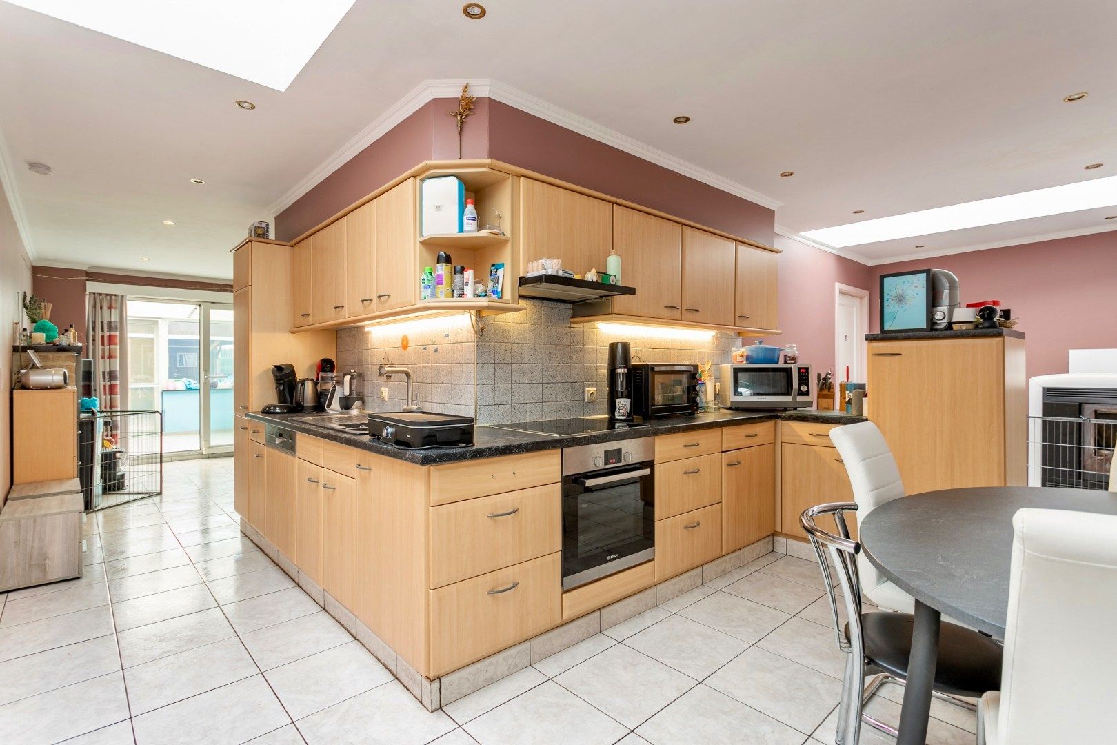 Ruime, te renoveren woning met 3 slpk en garage foto 5