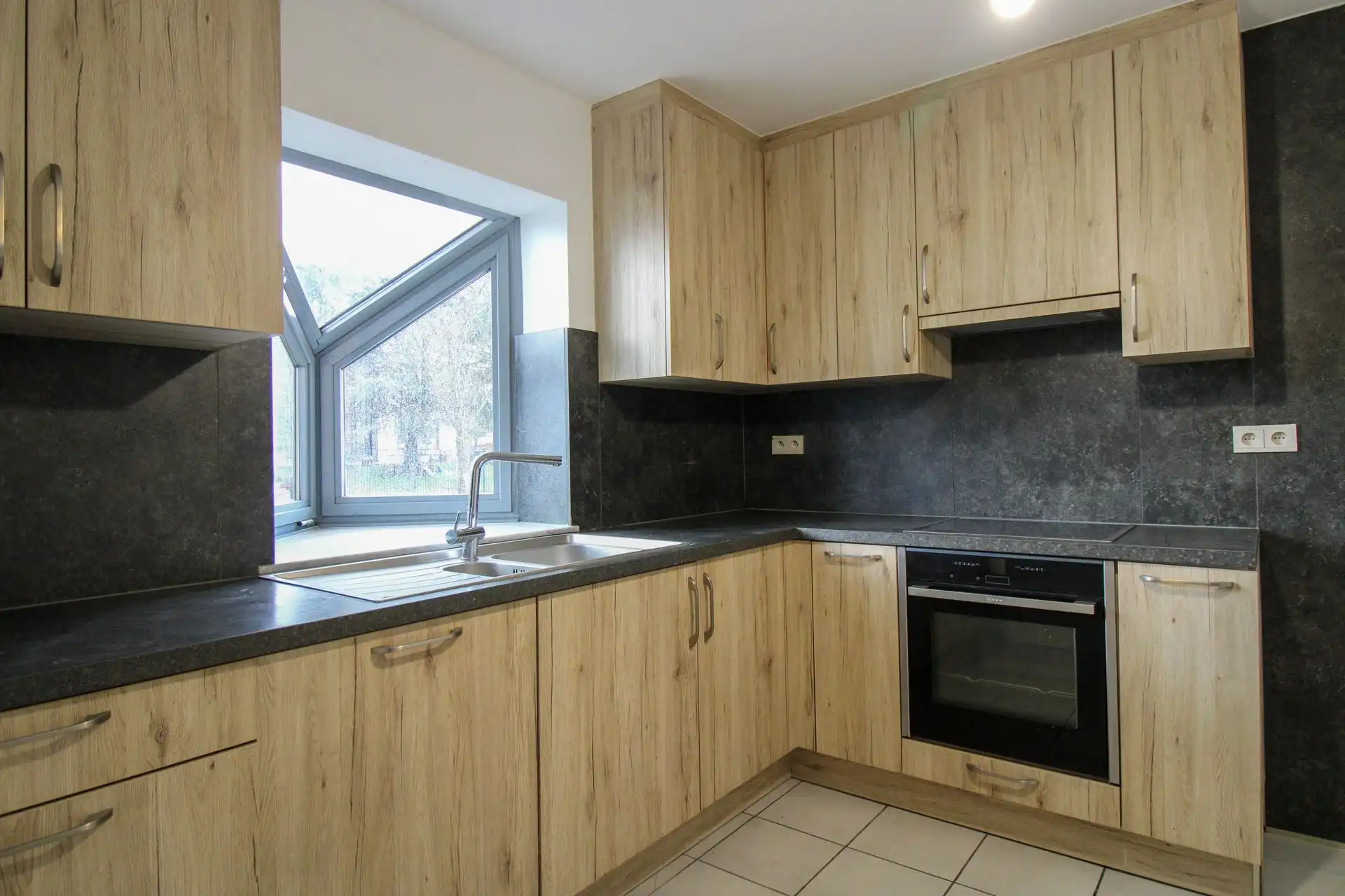 Gelijkvloers appartement met 2 slaapkamers, autostaanplaats en kelderberging in Maasmechelen! foto 5