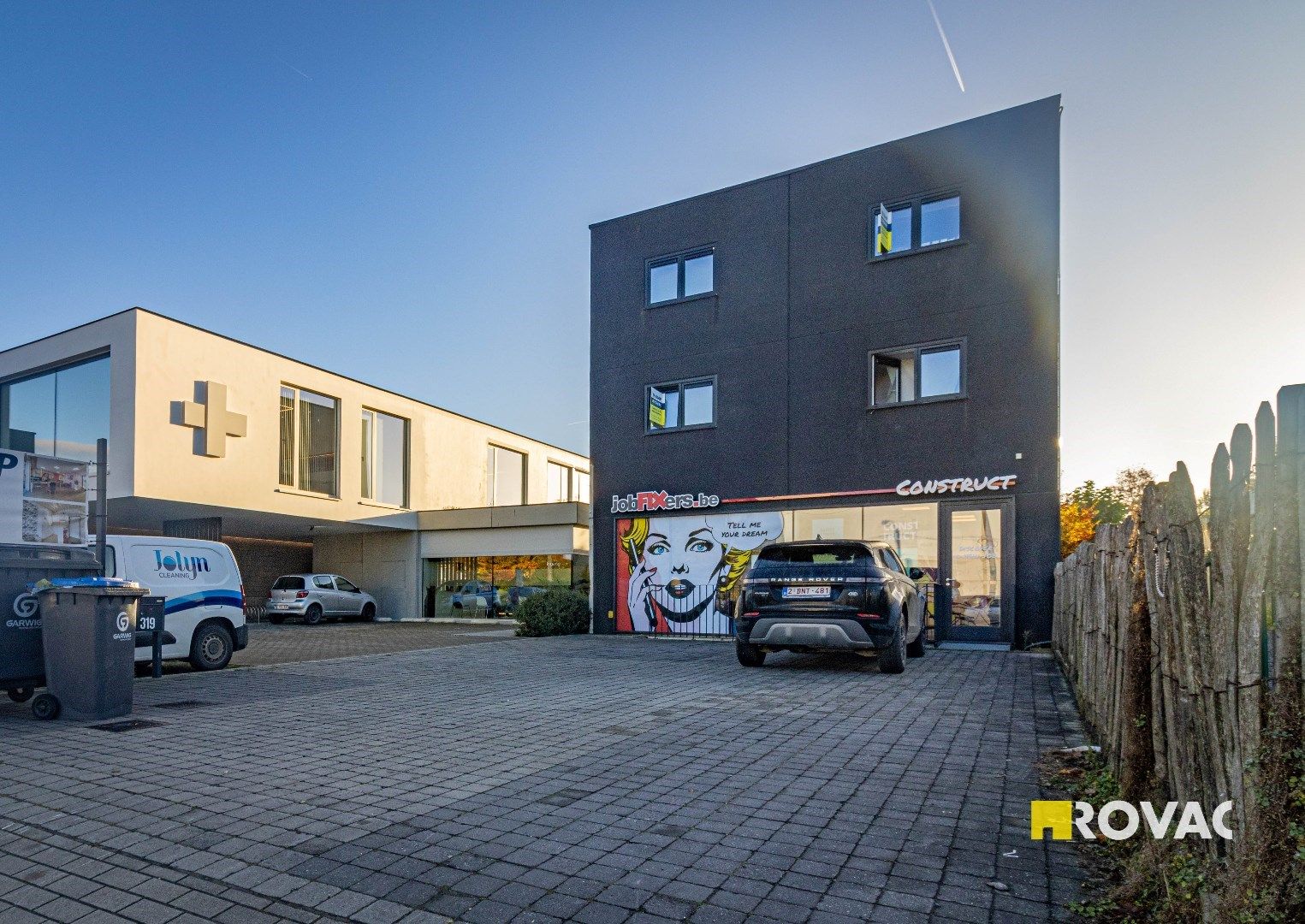 Interessante opbrengsteigendom nabij centrum Roeselare - 8 studio's - 1 handelsruimte - parkeerruimte foto {{pictureIndex}}