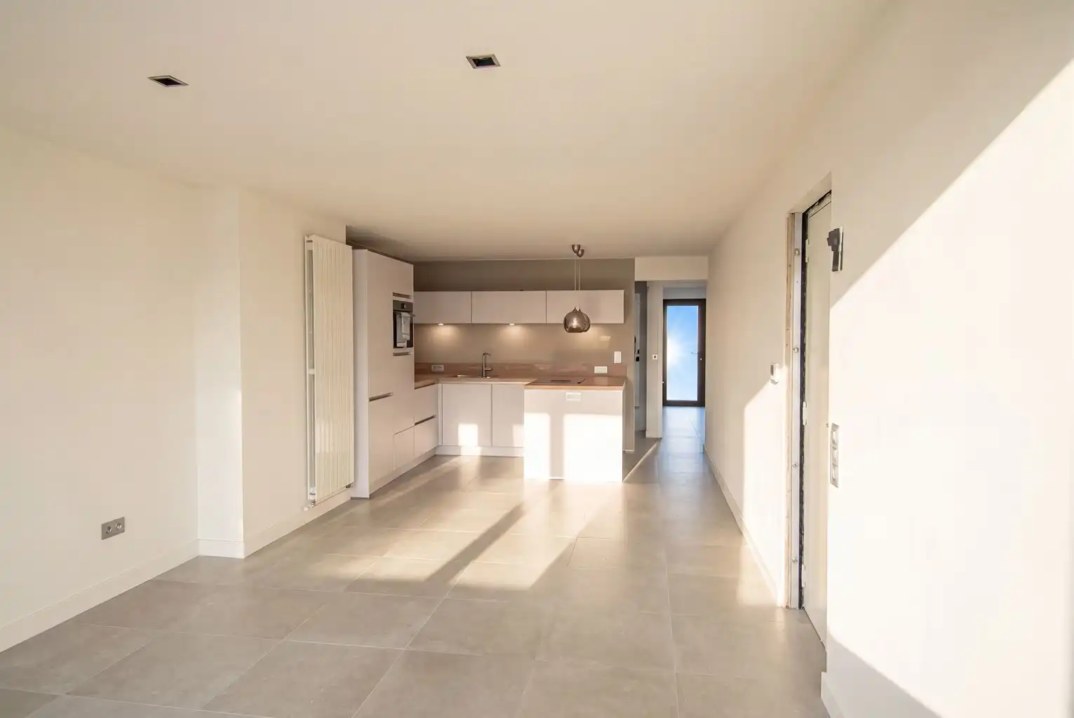 Instapklaar gelijkvloers appartement met 2 slaapkamers, koer en kelderberging, gelegen in het centrum van Maaseik. foto 3