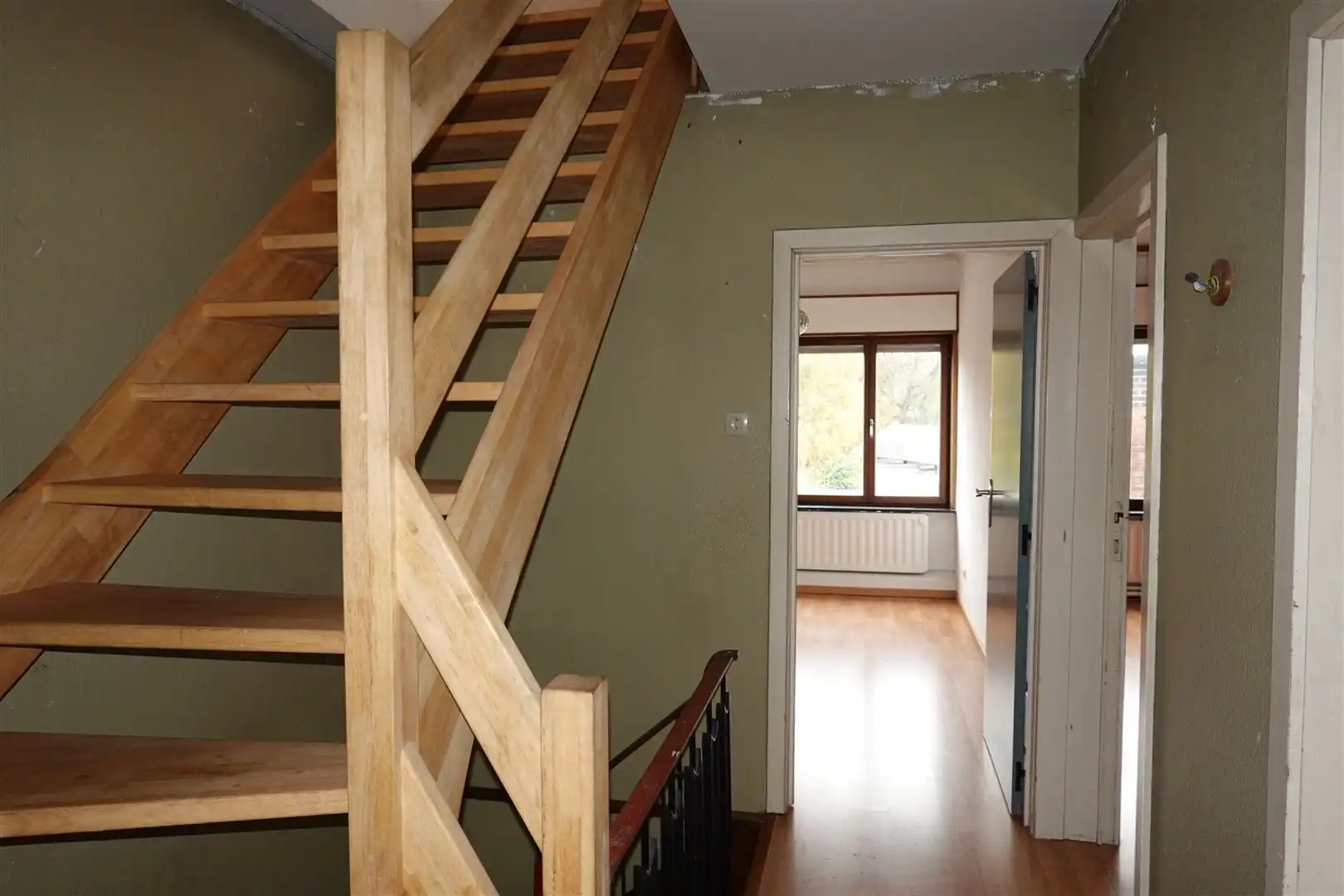 Rustig gelegen, ruime woning met 4 slaapkamers en tuin. foto 13